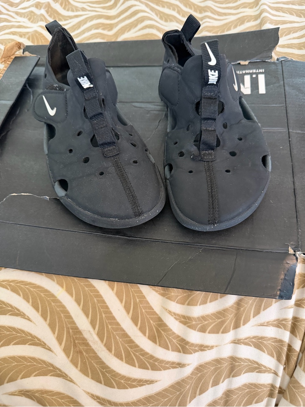 Nike kids  Black  Slip-On sandals